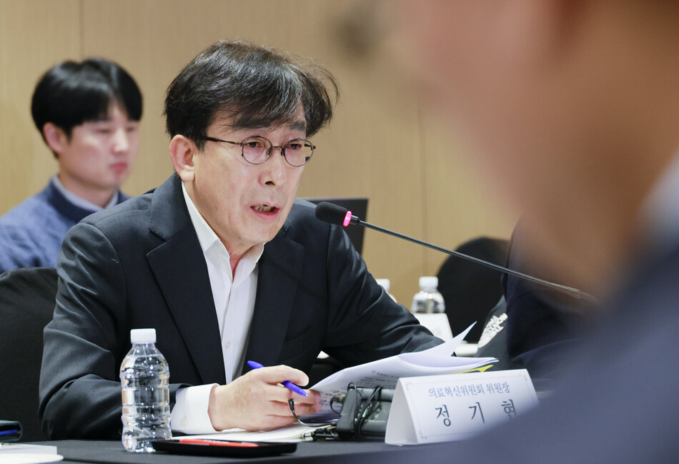 정기현 의료혁신위원회 위원장이 2월26일 서울 종로구 정부서울청사에서 열린 제3차 의료혁신위원회 회의에서 모두발언을 하고 있다. 보건복지부 제공