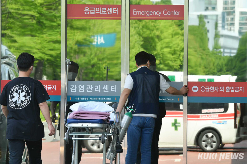 서울의 한 응급의료센터 안으로 구급대원이 들어가고 있다. 쿠키뉴스 자료사진