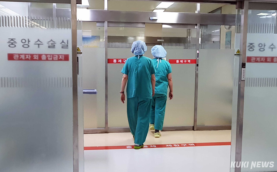 서울의 한 상급종합병원 수술실 안으로 의료진이 들어가고 있다. 사진은 기사 내용과 무관함. 쿠키뉴스 자료사진