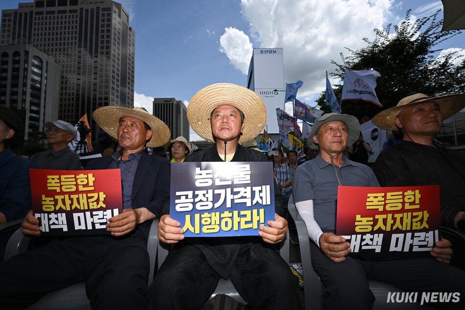 ‘7.7 전국농민대회‘에 참가한 농민들이 7일 오후 서울 광화문 동화면세점 앞에서 손팻말을 들고 있다.