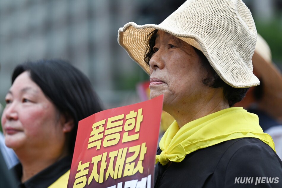 ‘7.7 전국농민대회‘에 참가한 한 농민이 7일 오후 서울 광화문 동화면세점 앞에서 손팻말을 들고 있다.