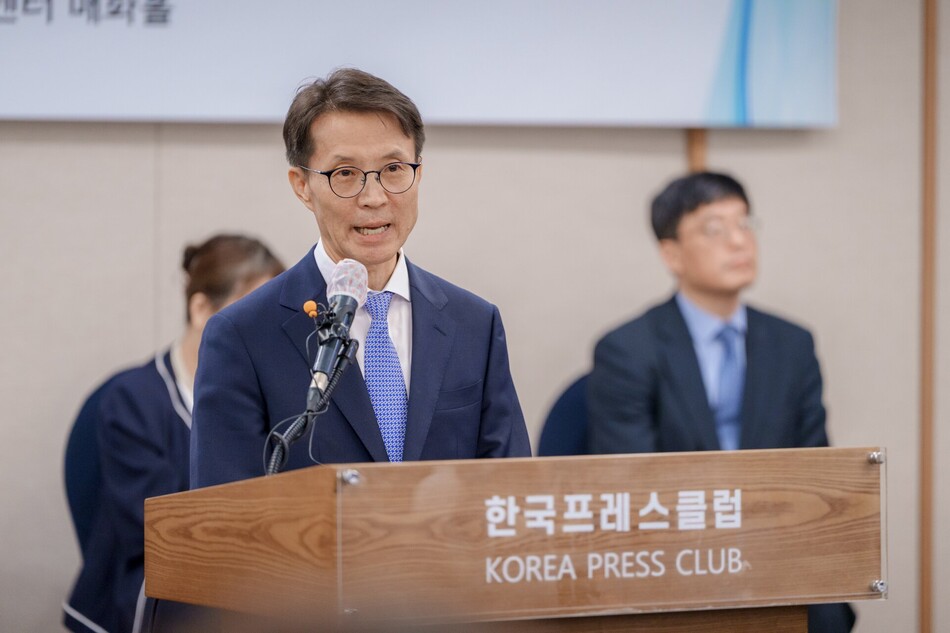 김진오 저출산고령사회위원회 부위원장이 8일 서울 중구 한국프레스센터에서 개최된 기자간담회에서 저출산·초고령화 문제에 대한 기자들의 질의에 답변하고 있다. 저출산고령사회위원회 제공